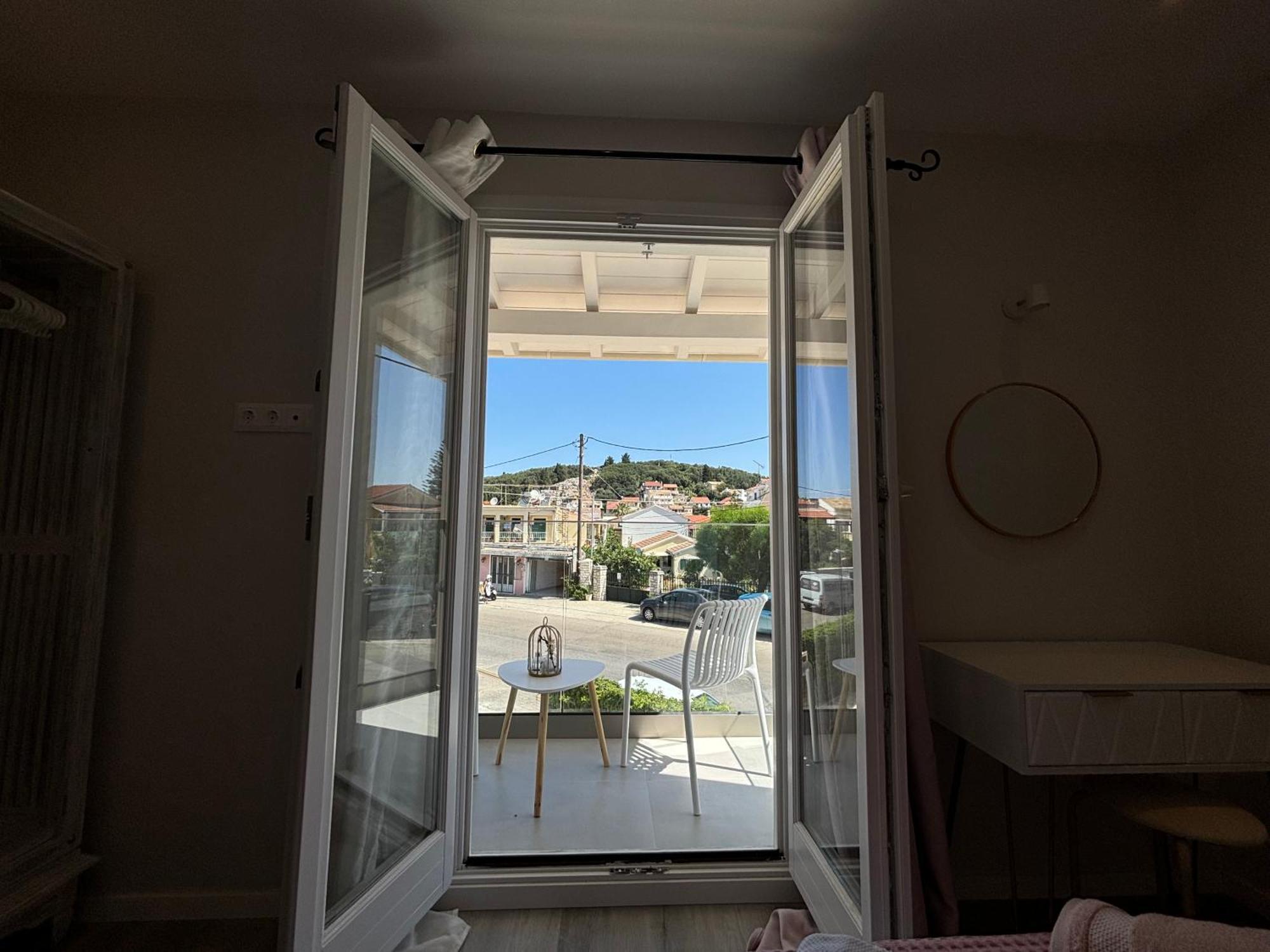 Mayflower Apartments Kassiopi Bagian luar foto